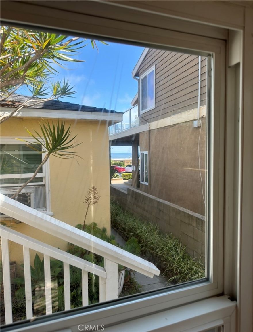LOCATION....LOCATION...LOCATION!  Fabulous studio perched above Main Beach  Full Kitchen & walk in shower.  Easy walk to all things Downtown Laguna!  Enjoy all the shops & restaurants.   Call about pets. Shared laundry, no parking but you can get a permit from the City, lots of parking on Cliff.