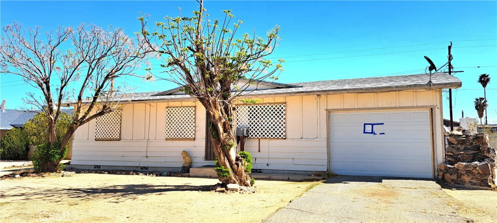 Check out this investor special ready for your artistic touch. This home has been a Rental, and needs some love, but has all of the essential to get started. 3 Bedroom/1 Bathroom manufactured home with a 1 car garage, in the well know location of Chocolate Drop.