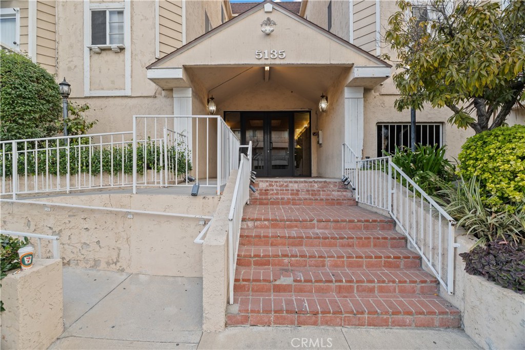 5135 Zelzah Avenue 201
