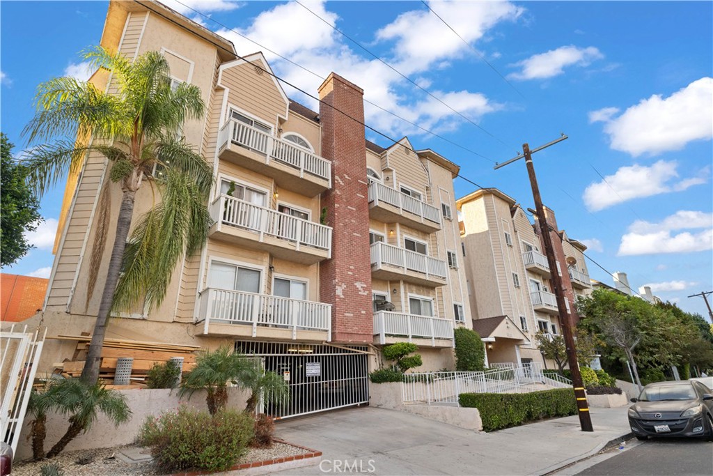 5135 Zelzah Avenue 201