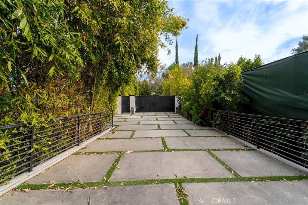 4653 Vanalden Avenue