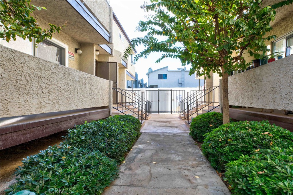 Photo 2 of 30 of 8801 Cedros Avenue 13 townhome