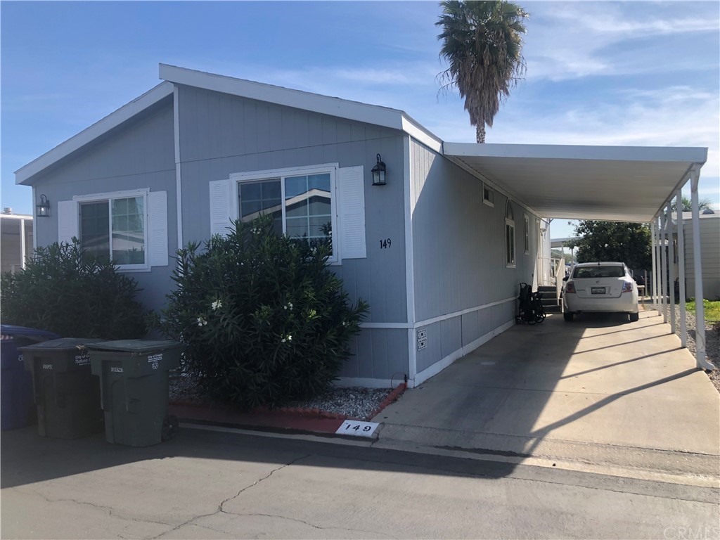 BEAUTIFUL SINGLE STORY MOBILE HOME. LOCATED AT COUNTRY MEADOWS MANUFACTURED HOME COMMUNITY, 3 BEDROOM 2 BATHROOM, TWO PARKING SPACE. A GOOD SIZED, KITCHEN HAS LOTS OF CABINETS. THE SPACIOUS LIVING ROOM HAS A HIGH CEILING AND DINING AREA, WITH A SEPARATE LOUNDRY ROOM. COMPLEX OFFERS: POOL, SPA COMMUNITY CENTER. HOME IS LOCATED NEAR SCHOOLS, SHOPPING AND PARK.
THIS LOVELY HOME IS PRICE TO SELL.