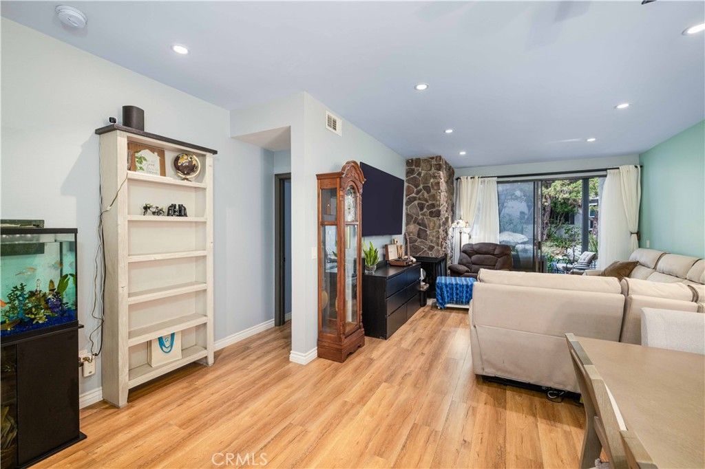 listing image 0
