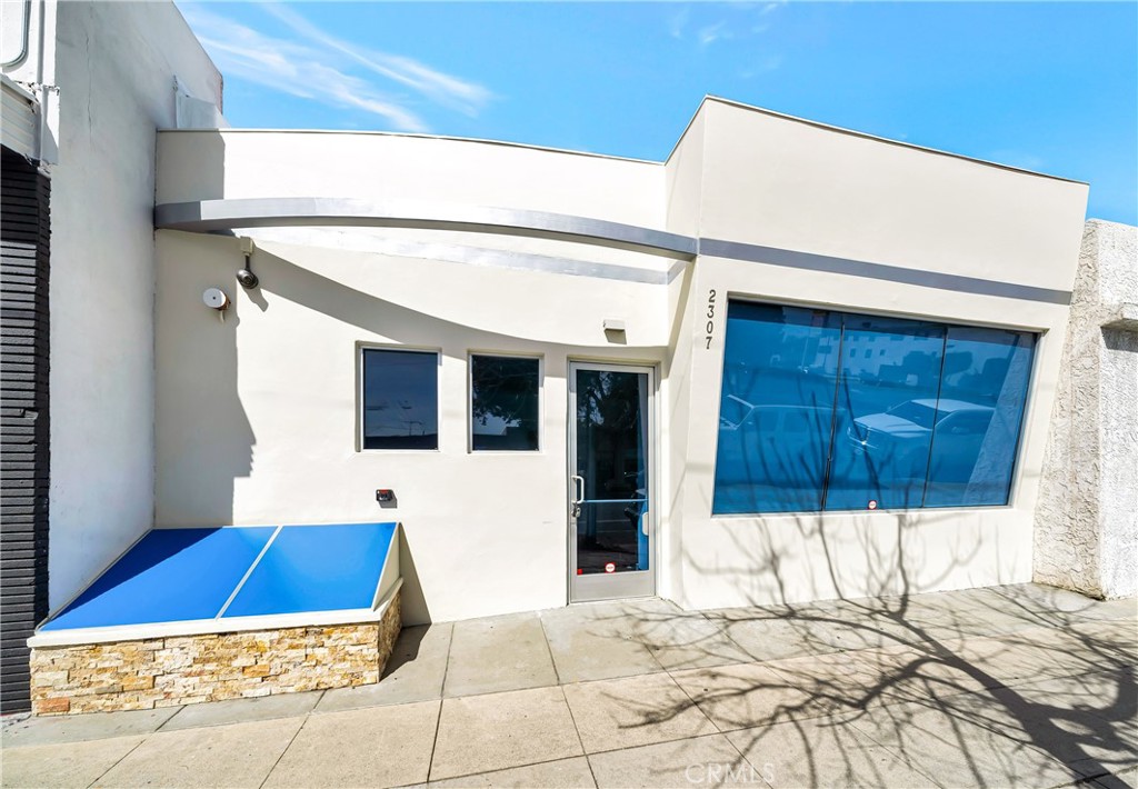 2307 W Victory Boulevard