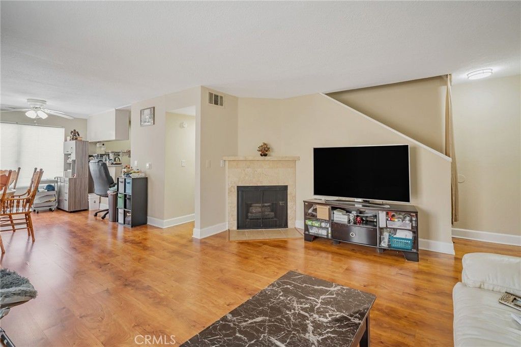 listing image 0