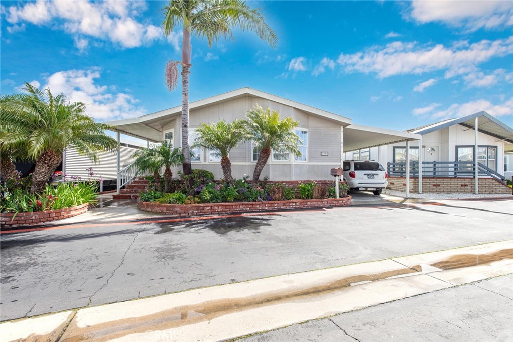 **55+ Community! This Silvercrest Manufactured Home Has Wheelchair Access With Chair Lift On Front Door On Side! Located In A Great Interior location! Close To Main Clubhouse. 1 1/2 Miles From Beach!