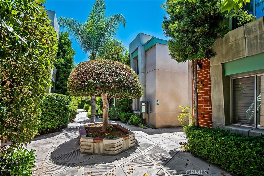 Photo 2 of 19 of 5301 Balboa Boulevard H4 condo