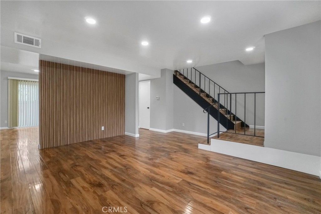 listing image 0