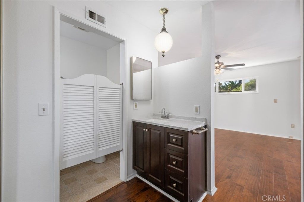 listing image 130723213809343721483
