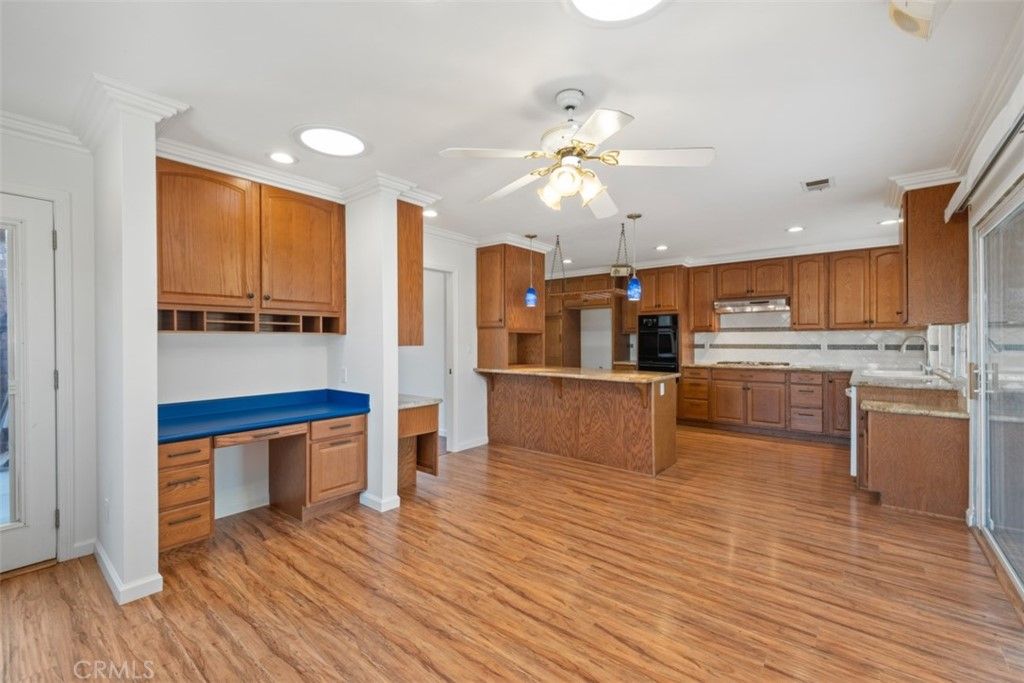 listing image 130724452102809606002