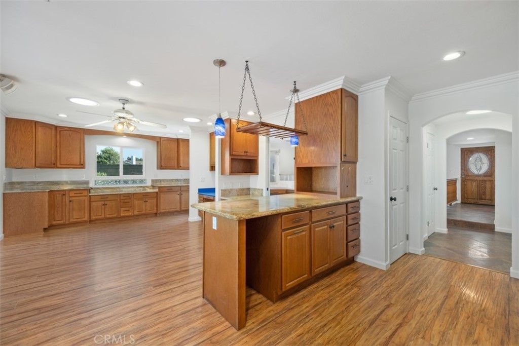 listing image 130728915503226796882