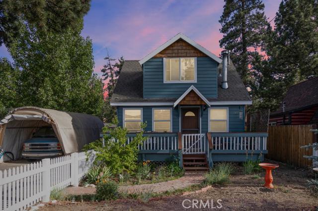 You'll fall in love with this adorable white picket fenced home and will want to call it your own. This 2 bedroom 2 bathroom cabin is ideal for primary or secondary homeowners, trying to find their mountain getaway. Enter into your front living room with beautiful exposed beams that flows perfectly into the kitchen. Both bedrooms are on the second level with a jack and jill bathroom. Get away from city life today and have the privilege of calling the mountains your home.