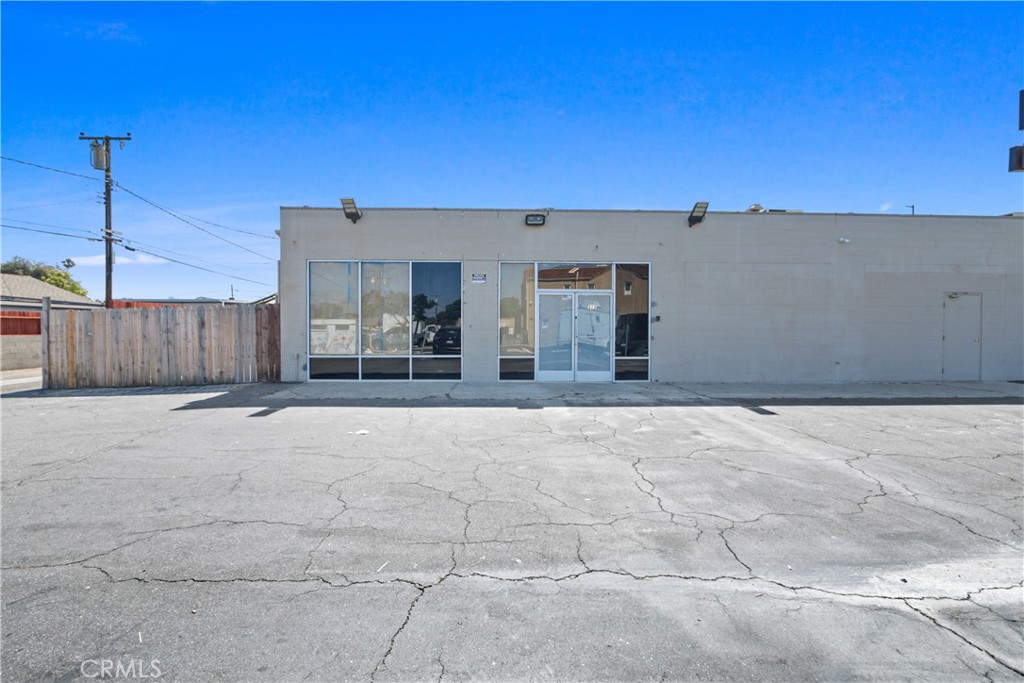 Welcome to this wonderful lease opportunity in one of the most coveted neighborhoods in Fullerton. The possibilities are endless! You can set up shop and the amount of foot traffic you get is incredible. Being right on Orangethorpe the visibility and traffic your business will get is truly unmatched. This 1400 sqft space includes 2 updated bathrooms, a spacious and private outdoor patio space, high ceilings, great alley access and tons of parking. This is the perfect location to open up a coffee shop, bar/restaurant, bakery, retail space, body shop, yoga studio, office, tire shop and so much more. This is truly the lowest dollar per square foot you will find. Just minutes from the 91 freeway and many shopping centers. Don't miss out on this great opportunity. Please note the actual address is 315 W Orangethorpe which is the space behind the liquor store. Call agent for more information.
