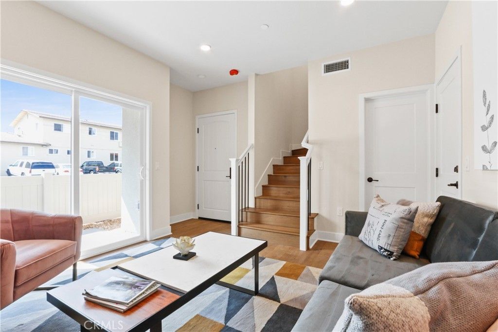 listing image 130727759343565510075