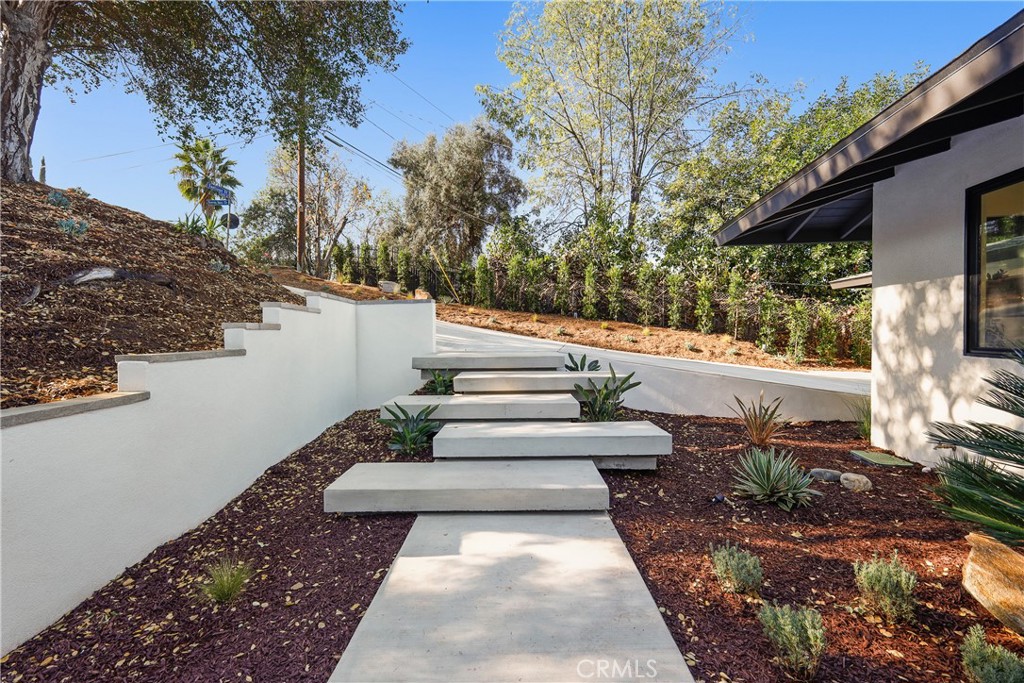 2115 E Santiago Street