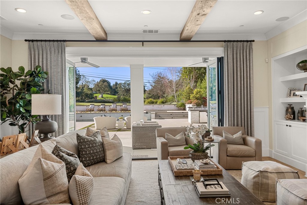 546 E Mariposa Drive