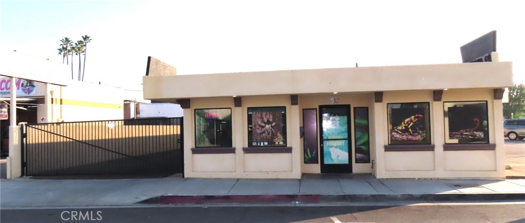 Owner User or Leased Investment property ro retail Pet Store Operator with 4 locations. Lease terminates in approximately 1 year.
Call Listing Agent to request marketing brochure