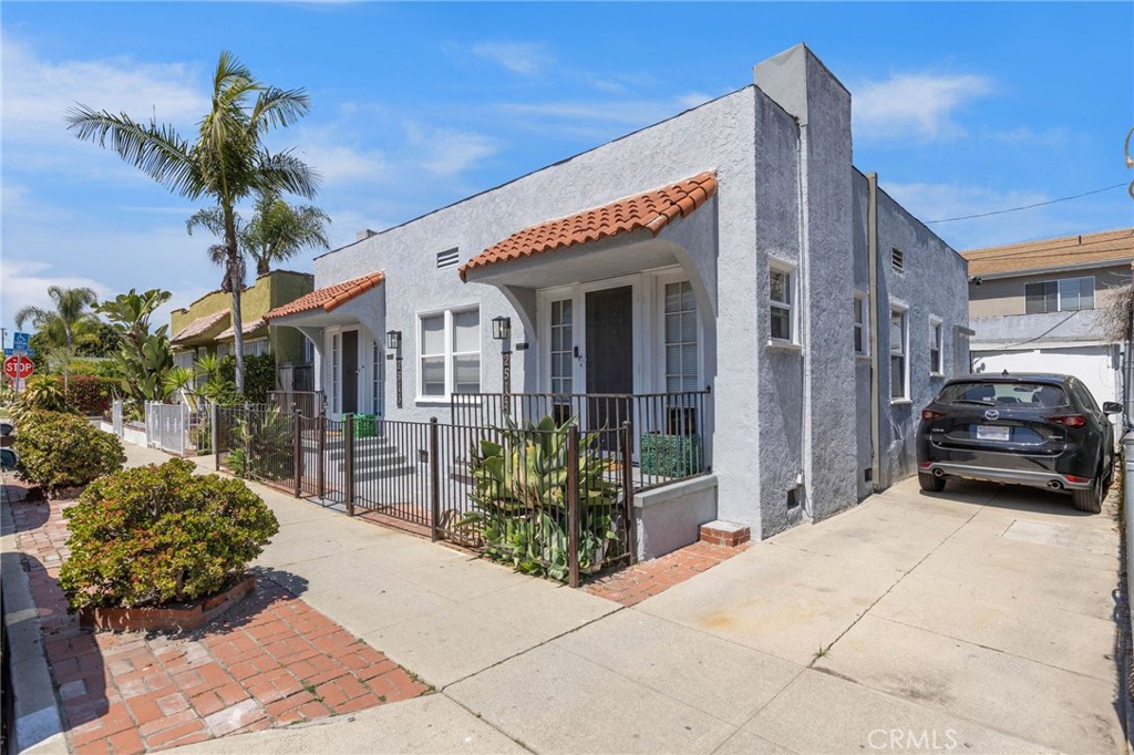 2513 E 11th Street