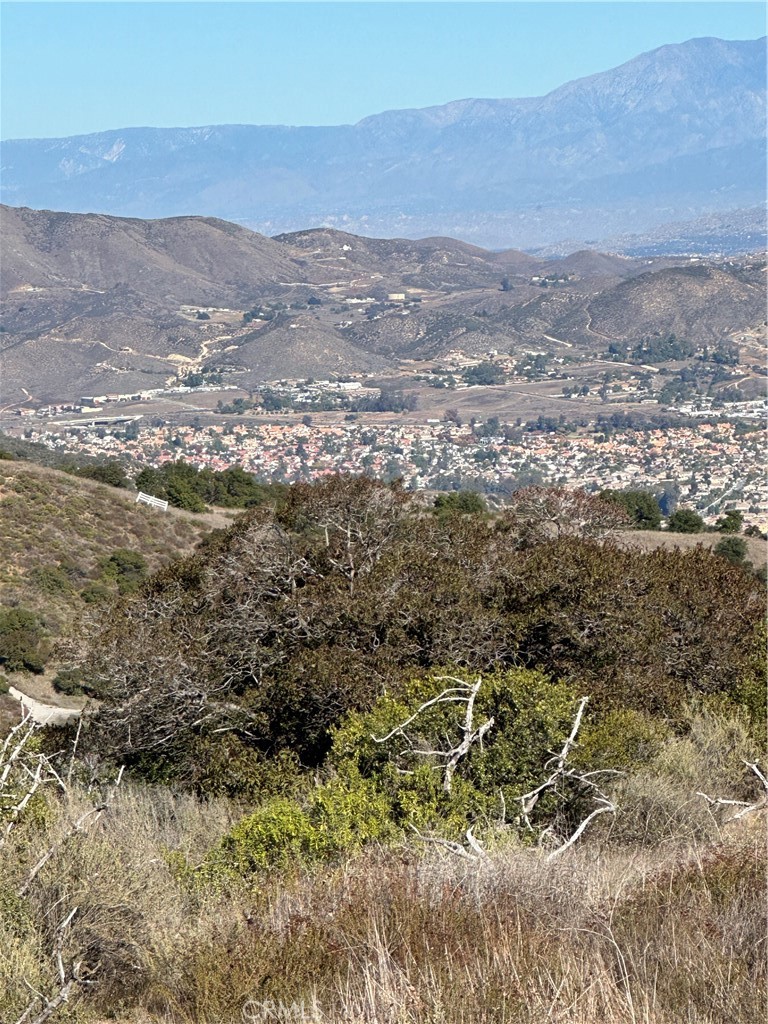 Gentle rolling 4.99 acre with big views of Murrieta, and located only 430 foot off Avenida LaCresta on Golden Arrow Court (cut-de-sac needs to be graded as it is not in yet). Utilities are in Avenida LaCresta. Parcel is a part of LaCresta Property Owners Association, which is an area of exceptional estate homes. Parcel is only about 5 miles from 15 freeway at Clinton Keith Road.