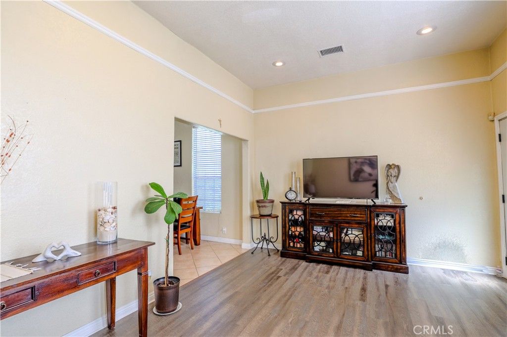 listing image 0