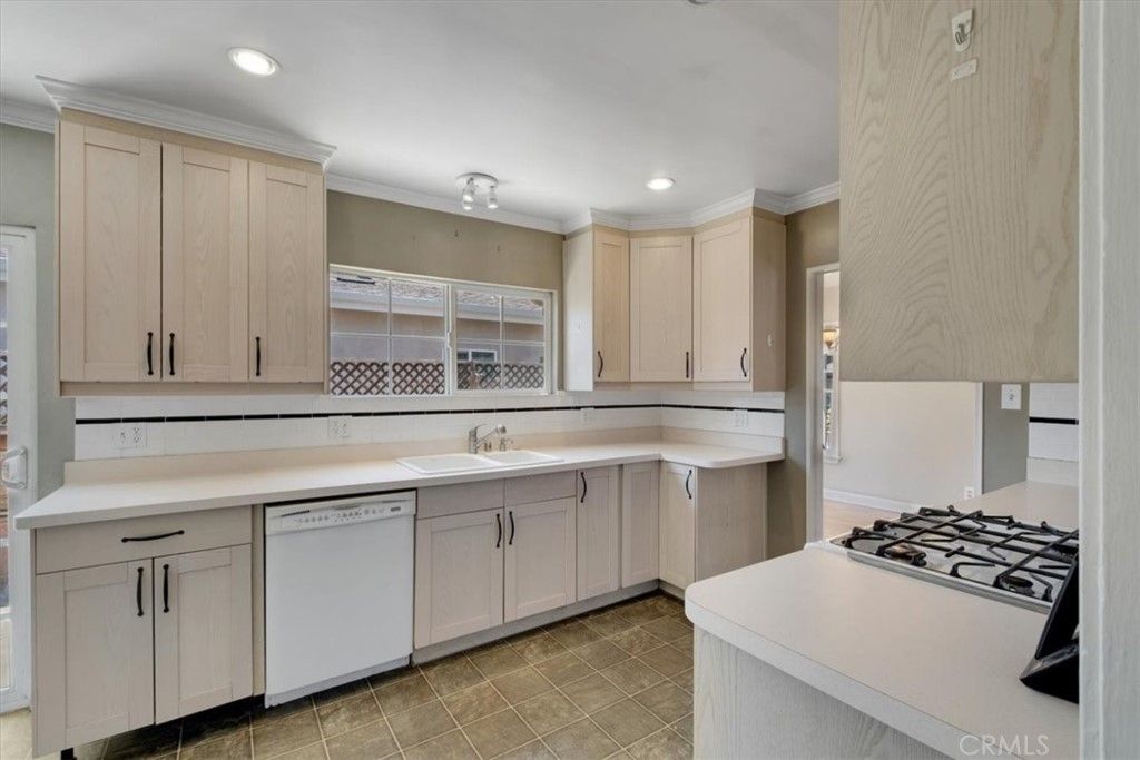 listing image 130720010899992073805