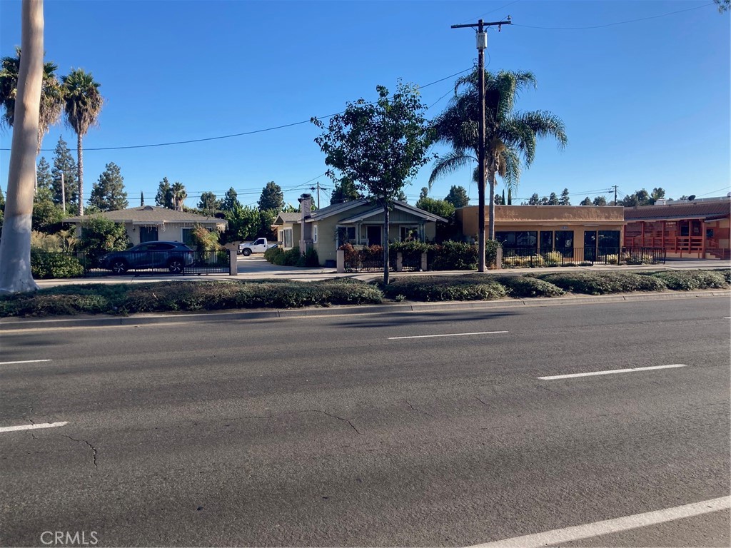 THIS PROPERTY ARE COMMERCIAL ZONED.
2 ON THE BIG LOT. (10,800)
2 WATER METERS
2 ELECTRICAL METERS
2 GAS METERS
2 DIFFERENCE ADDRESS: 1124 and 1128 W. 1ST Street, but ONE TAX PARCEL
CHECK WITH CITY: YOU CAN OPEN:
DENTIST OFFICE, INSURANCE OFFICE, MARKET...
BUYERS CAN LIVE ONE (3 BEDROOMS, 2 BATHS) AND DO ANOTHER FOR BUSINESS.