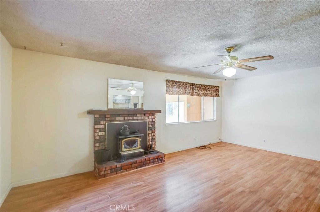 listing image 130724558411609997931
