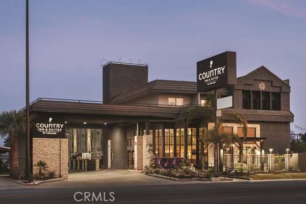 Country Inn & Suites by Radisson, Bakersfield, CA
A stunning hotel in Bakersfield with 68 rooms and suites spread across three floors, originally built in 1989 and recently renovated. This property offers a range of premium amenities, including a fitness center, an onsite restaurant and bar, and conference rooms for business needs. Guests can also enjoy a lounge for social gatherings, an outdoor swimming pool with a Jacuzzi, an outdoor fireplace, private parking, a shared lounge area, and a terrace.
Conveniently located, the hotel is just minutes from the Kern County Fairgrounds and the Rabobank Arena, Theater & Convention Center, right in the heart of Bakersfield. About 3.8 miles from Buck Owens' Crystal Palace and within a 5-minute drive of Valley Plaza Mall and Camelot Park. The Golden West Casino and Unity Church are also just 3 miles away. Meadows Field Airport is conveniently located about 8 miles from the hotel, with easy access to highways CA-99 and 58.