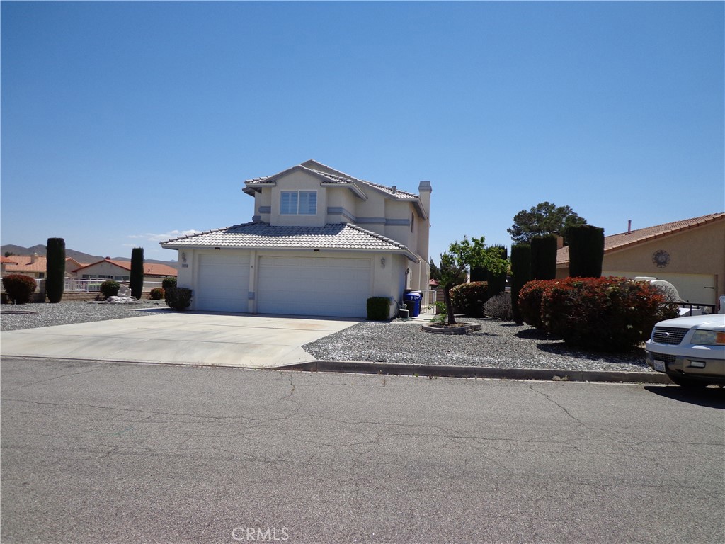 This property was custom built, this property features 3 large bed rooms, 3 bath rooms, over size family room for entertaining, the kitchen is open to the family room with counters top, has plenty of storage, the property come with stove and refrigerator, central vacuum, water softener, this property features 3 car garage, come and enjoy the lake right out of the back yard and relax under the cover patio.
Association Amenities: CC,VA,PTRY,SK,POOL,CLUB,SPA,TENN,GYM,BEAC,GOLF. Lot location type on lake landscaping, sprinkles, pool features: Common pool, Garage opener.