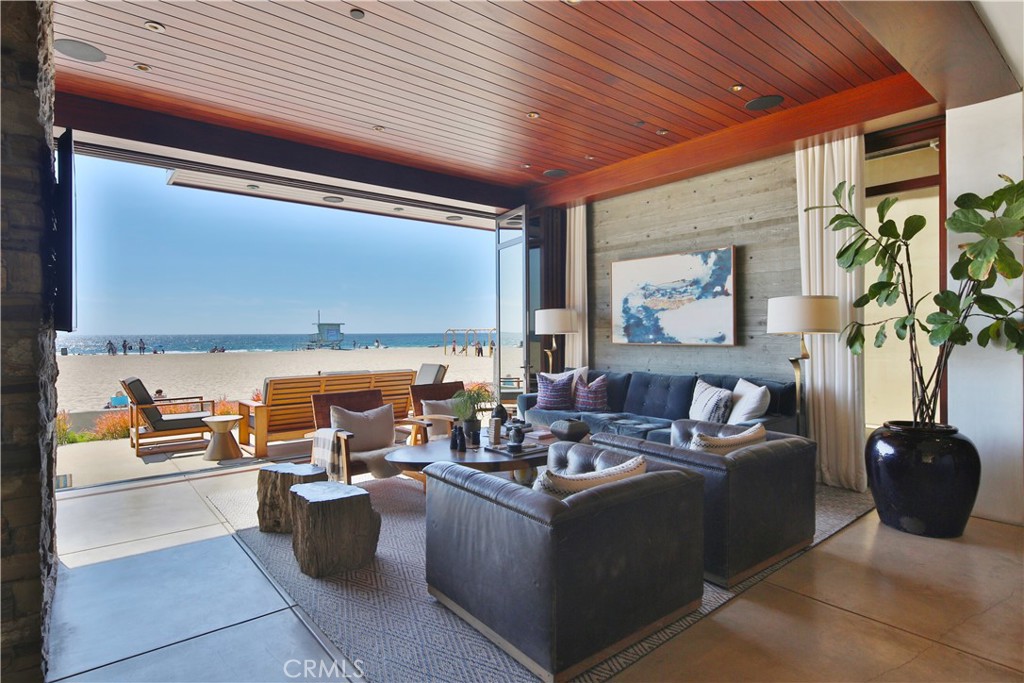 3124 The Strand
