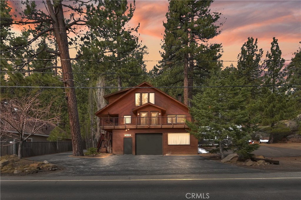 COMMERCIAL-RESIDENTIAL BACKING TO NATIONAL FOREST. Wait until you see all the possible uses
in this 4,472 sq. ft. loggy-sided home, including three bedrooms + loft, 3.5 bathrooms, a master
bedroom with large walk-in closet, a cozy Den w/ real rock fireplace, a formal dining room with a
built-in buffet, a spacious great room with a wet bar, a spacious kitchen with cabinets galore, warm,
hazelwood laminet flooring, a newer natural gas central heating Unit allextensive Tuflex decking with
partial lake views. The lower level includes a full laundry room with a deep sink, a spacious office, a
workshop room, a large storage area, an attached garage, all just steps from Grout Creek and the lake
and all backing to NATIONAL FOREST!