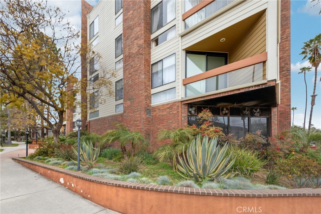 Properties 3 750 S Bundy Drive 304