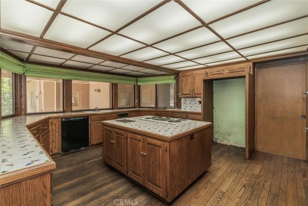 listing image 130725844804339716385