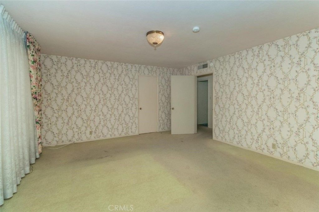 listing image 130723975355915941763