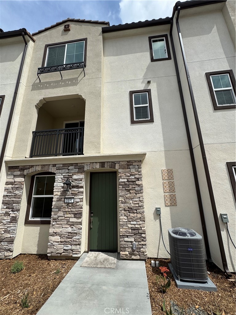 welcome to Gateway Towns, a tri-level townhomes in City of Pomona. A brand new condo with 3 beds with 2 full baths and 2 half baths.
Centrally located between 60fwy and 71 fwy, with easy access to fine shopping and dining. The first level features a versatile flex room, perfect for a home office or game room, also have half bath at the first floor. On the main floor, enjoy an open-concept layout with a well-equipped kitchen Mezzo Cool/white cabinetry, quartz countertops, and top-of-the-line appliances with chrome finishes, Luxury vinyl flooring, carpet. Upstairs, you’ll find two secondary bedrooms, a laundry room, and master suite complete with a walk-in closet and private luxurious bath. This home also includes a solar system which the tenant will have less electric bills, Brand new refrigerator/washer/dryer. Energy star qualified equipment. As a resident, you’ll have exclusive access to community amenities like a sparkling pool and a park with a tot-lot.