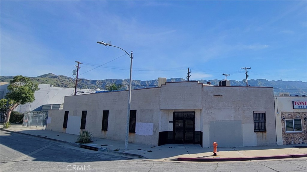 **For Lease: Prime Industrial Building Near Burbank Airport**
This 2,796SF stand-alone industrial building with 2 outbuildings that offers an additional 750 and 250 SF in building space. Located in a prime leasing location near Burbank Airport, situated on a high-visibility corner lot. The property features 396 SF of office space and a secure fenced yard, ideal for outdoor storage or parking. With convenient access to major freeways and transportation hubs, this building is perfectly suited for warehousing, light manufacturing, or distribution operations. Don't miss out on this rare opportunity to establish your business in a highly accessible and sought-after location.