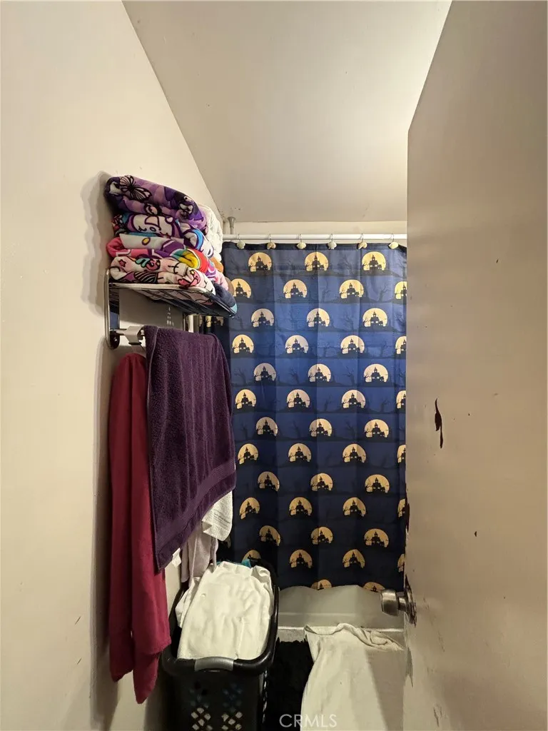 Bell, California 90201, United States, 8 Bedrooms Bedrooms, ,4 BathroomsBathrooms,Residential,Active,50954