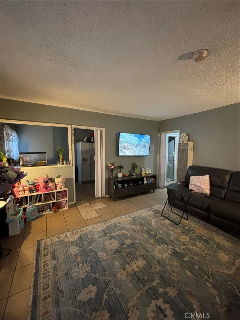 Bell, California 90201, United States, 8 Bedrooms Bedrooms, ,4 BathroomsBathrooms,Residential,Active,50954