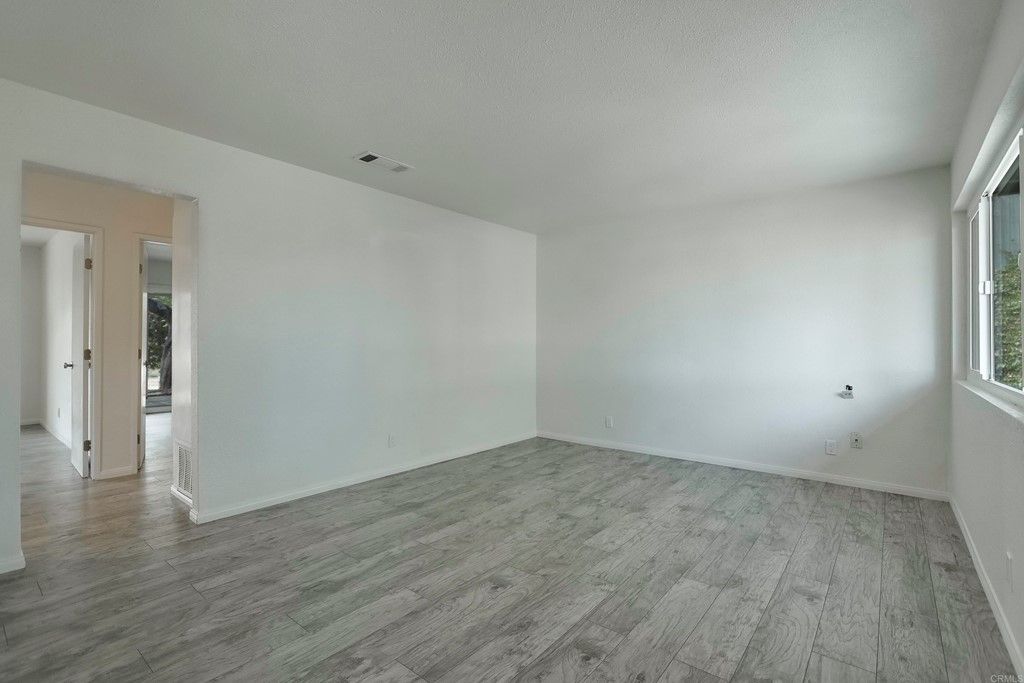 listing image 130723911043444402823