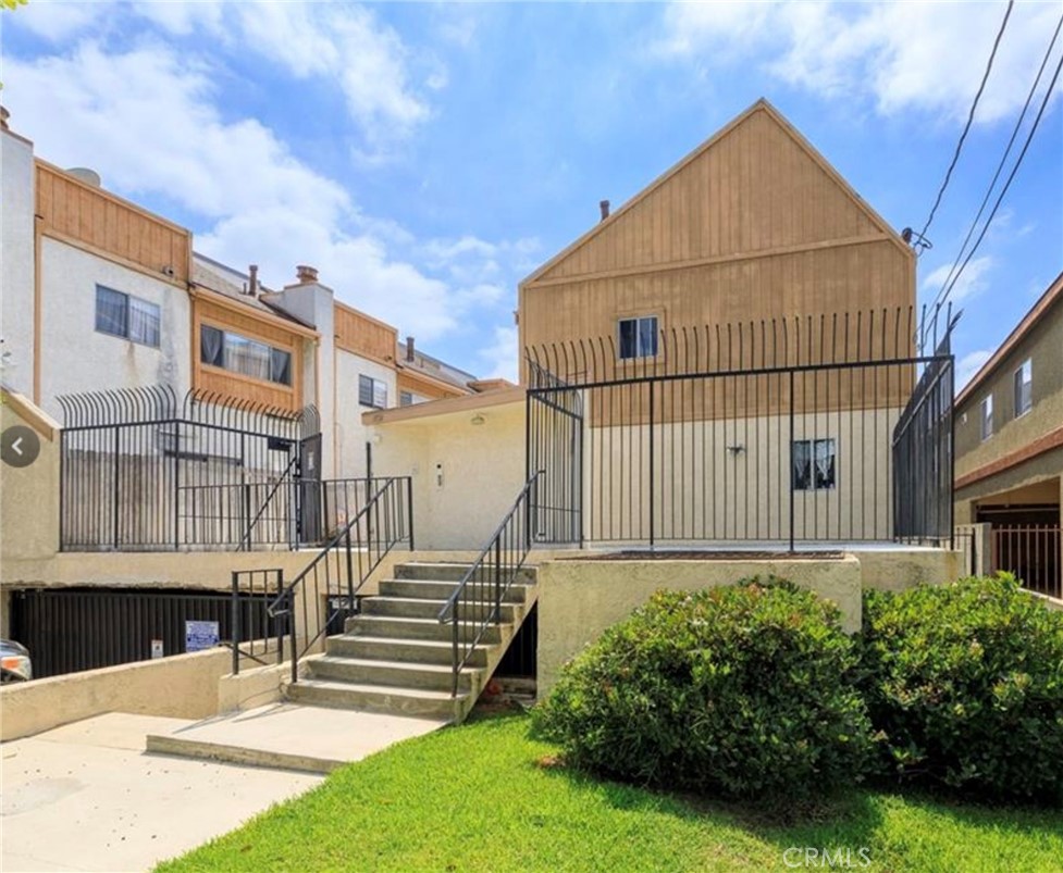 2 bedroom condo in a great neighborhood, very quiet two story unit.Well kept, Large master with access to rooftop patio. Recently updated with new paint and new flooring through out. Unit will come with washer and dryer equipped. Bedrooms are located on the second floor. Property is gated with gated underground parking garage that comes with 2 car spaces next to each other.