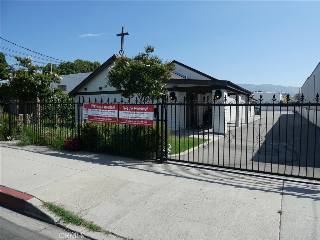 Church building of approximately 2,961 square feet, on approximately 16,275 square feet of M1 zoned land.
Sanctuary will seat 100-150, depending on pew type, plus large vestibule, choir room, vestment room and 2 restrooms.
On-site parking for 23 cars and good street parking.
Fully air conditioned and heated.
Located across from San Fernando Regional Pool and adjacent to city recreation center (park).
Can be converted and used for many other uses.
