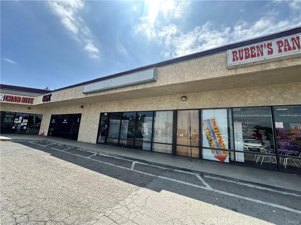 Fantastic Retail Center Location!!! Multi-tenant shopping center with great exposure and plenty of common parking lot area .Available 800-3,000 Square Feet Space for rent that can be used as a retail, beauty, Restaurant, Laundromat, Medical Office, Insurance, Administrative Business and more...