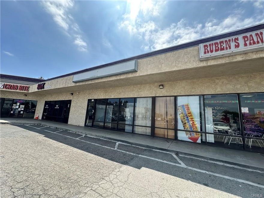 Fantastic Retail Center Location!!! Multi-tenant shopping center with great exposure and plenty of common parking lot area .Available 800-3,000 Square Feet  Space for rent that can be used as a retail, beauty, Restaurant, Laundromat, Medical Office, Insurance, Administrative Business and more...