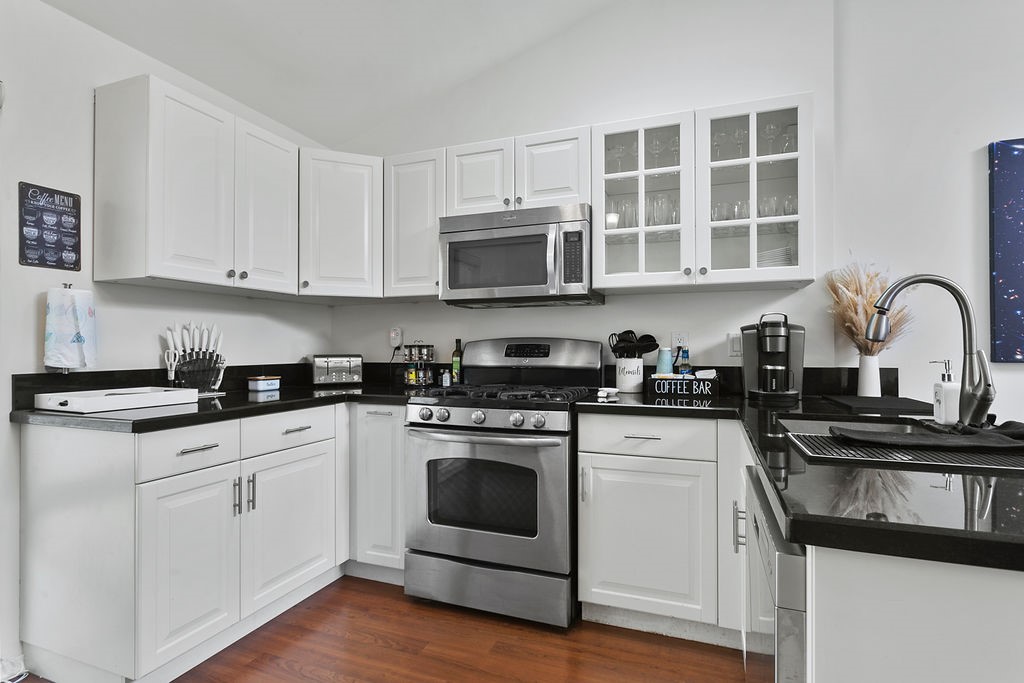Photo 8 of 16 of 137 N Oak Knoll Avenue 9 condo