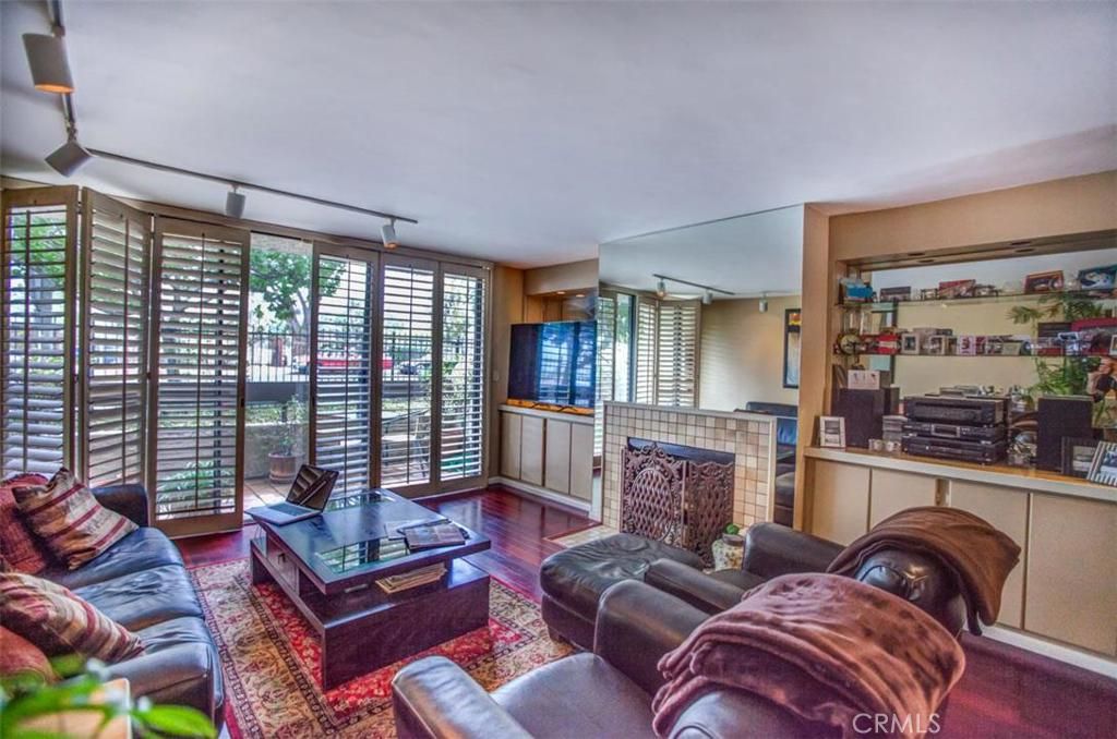 listing image 130725744522440476000