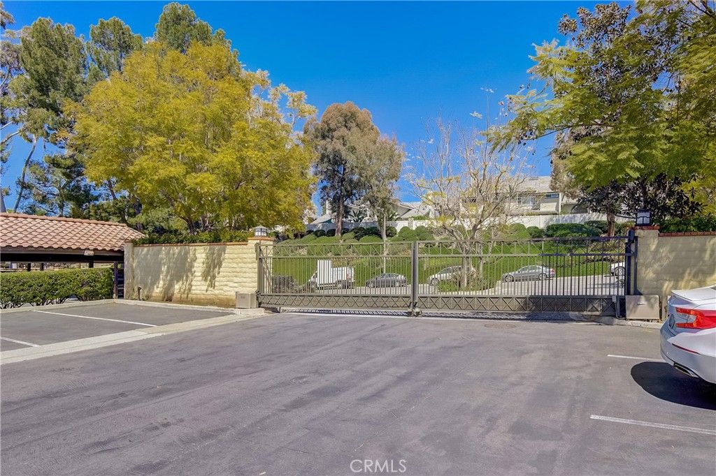 listing image 130720930674079471528