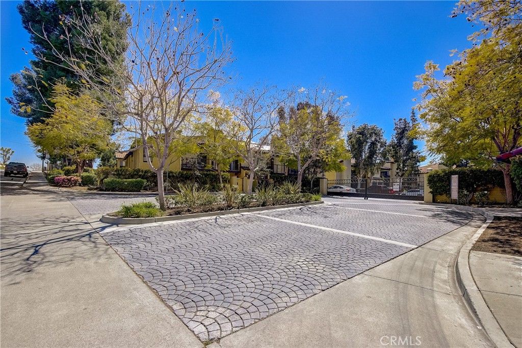 listing image 130729390011945327829
