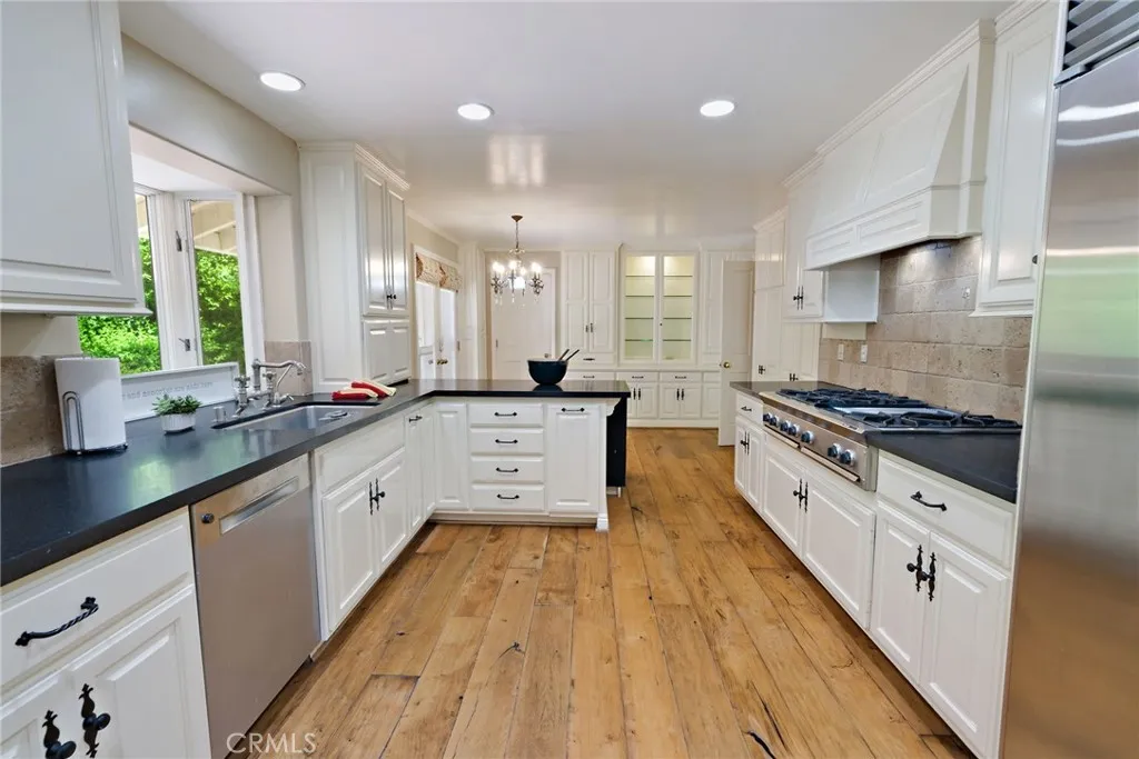 Rolling Hills, California 90274, United States, 4 Bedrooms Bedrooms, ,3 BathroomsBathrooms,Residential,Active,54302