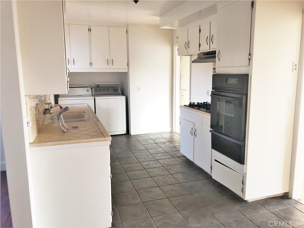 943 E Foothill Boulevard